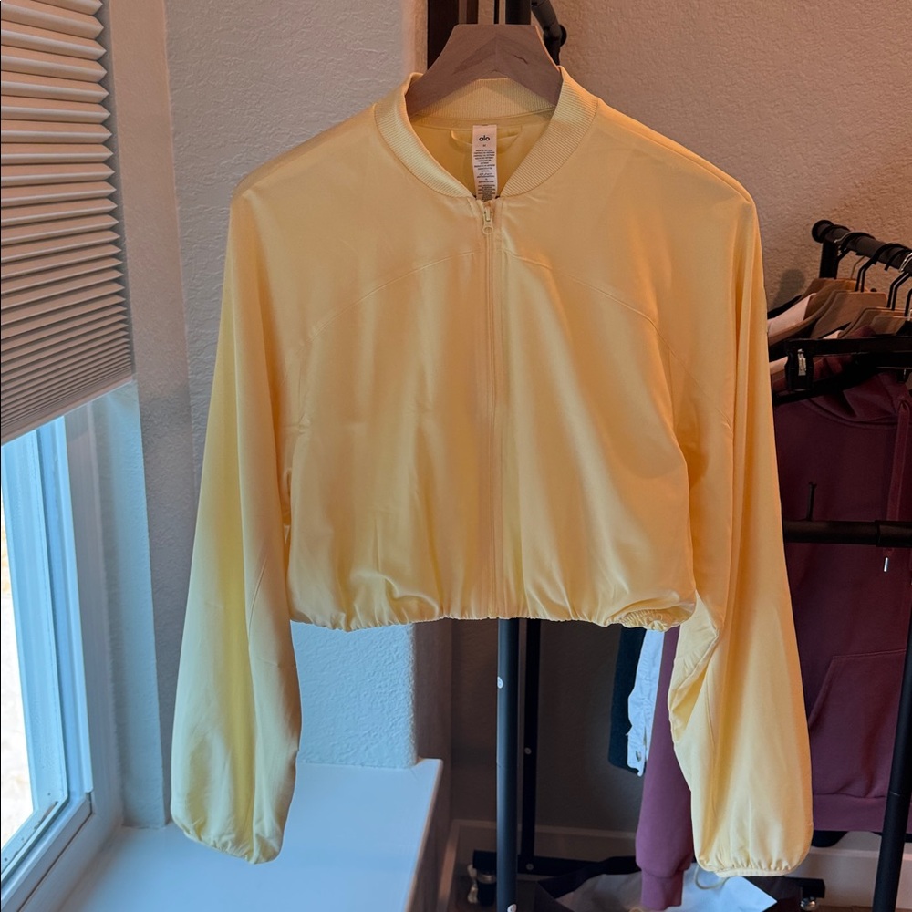 ๐๐๐ ๐ง ALO YOGA Tiebreaker Jacket-Lemon Ice medium excellent condition - Picture 9 of 15